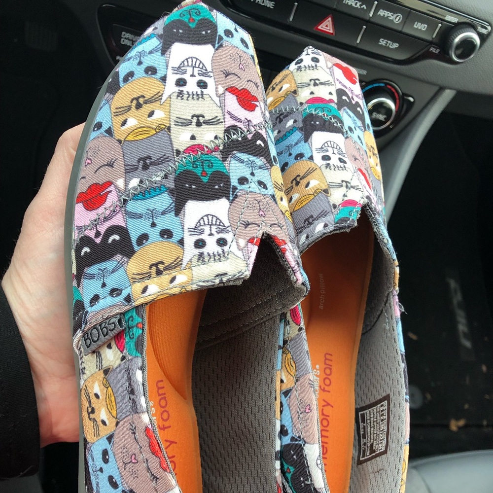 Size 5 Bobs, colorful cat memory foam slide on 😻